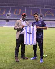 السفيرة ميادة عصام تحفّز لاعبي بيراميدز قبل مواجهة باور ديناموز بدوري الأبطال