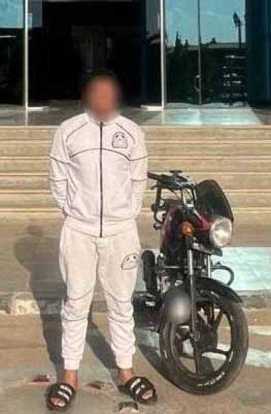 ضبط قائد دراجة نارية يمارس الاستعراضات الخطرة بالإسكندرية