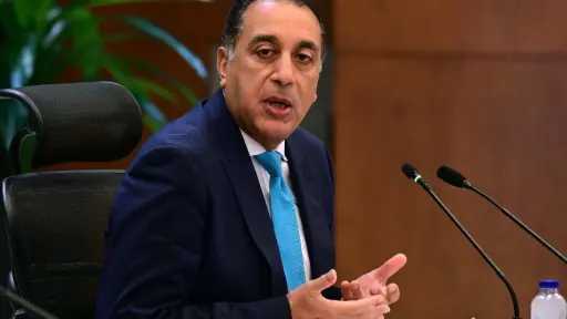 مدبولي يفتتح أحد مصانع ضفائر السيارات بمدينة بدر