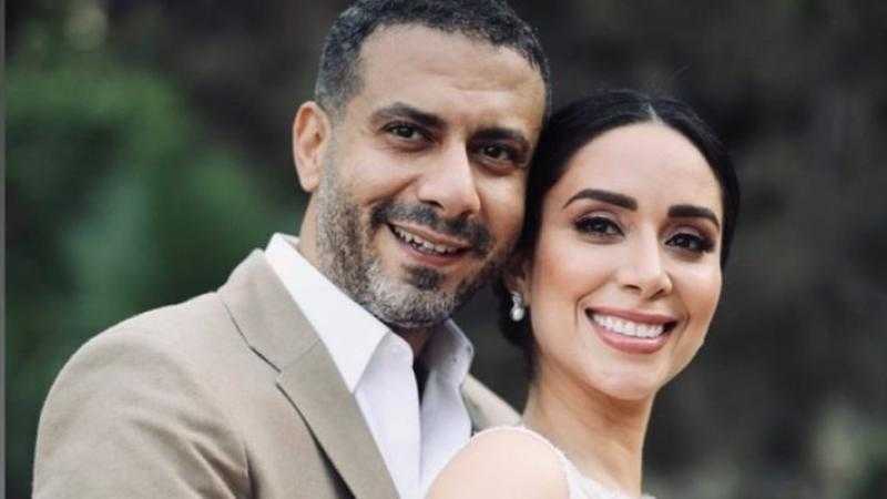 محمد فراج ينشر صورة رومانسية رفقة زوجته