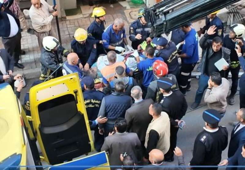 سقوط أجزاء من عقار بالإسكندرية يحتجز سيدة وحفيدتيها