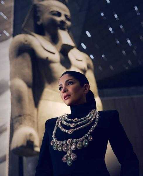 من داخل المتحف ..تألق منى زكي في جلسة تصوير جديدة قبل عرض ”الست”