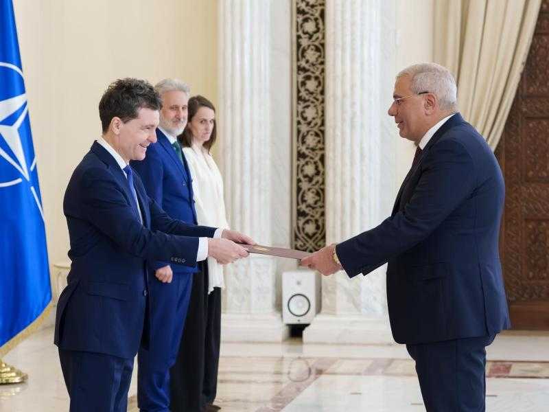 السفير المصري يقدم أوراق اعتماده إلى الرئيس الروماني