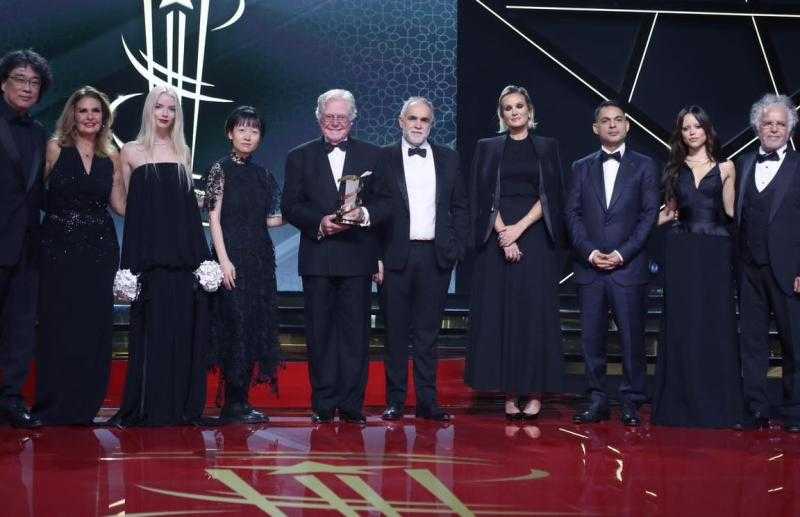 مهرجان مراكش الدولي للفيلم يكرم ”حسين فهمي”.. والنجم الكبير يشكر العاهل المغربي