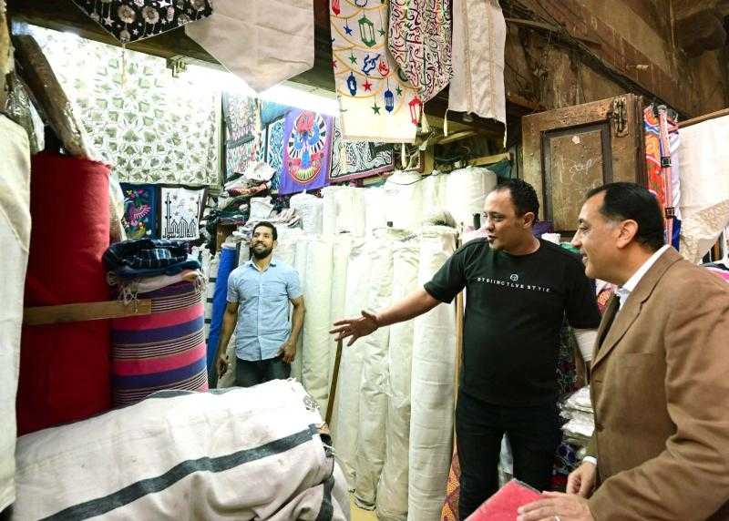 مدبولي يتفقد أعمال إعادة إحياء منطقة حارة الروم وباب زويلة ويتجول بمنطقة ”الخيامية”