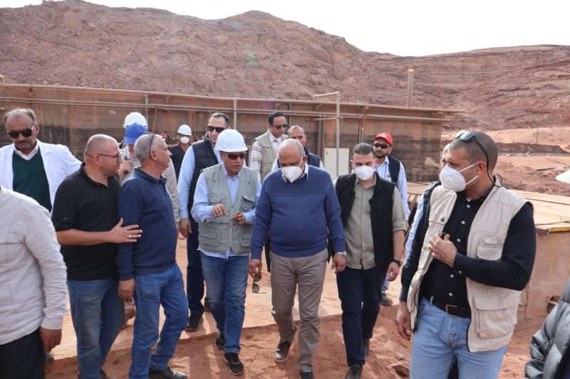وزير الكهرباء خلال الزيارة