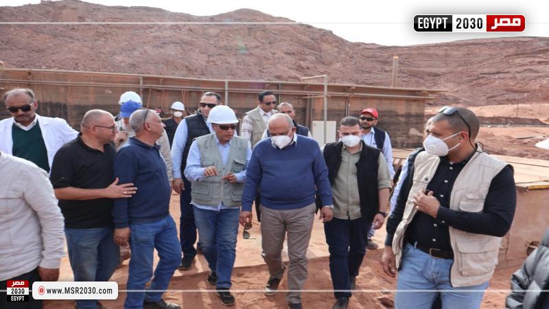 وزير الكهرباء خلال الزيارة