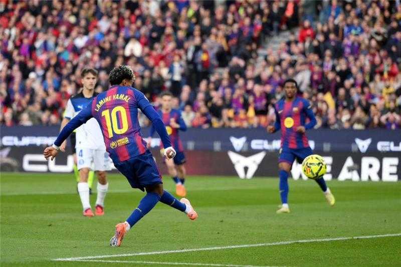 برشلونة يقلب الطاولة ويحقق فوزًا مثيرًا على ديبورتيفو ألافيس ويعتلي صدارة الدوري مؤقتًا