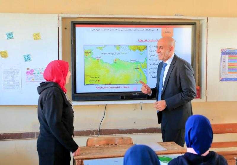 وزير التعليم يجري جولة مفاجئة بمدارس دمياط ويتفقد 6 مدارس لمتابعة سير الدراسة