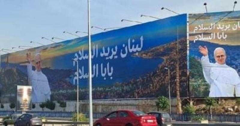 توافد الحشود من اللبنانيين لاستقبال بابا الفاتيكان