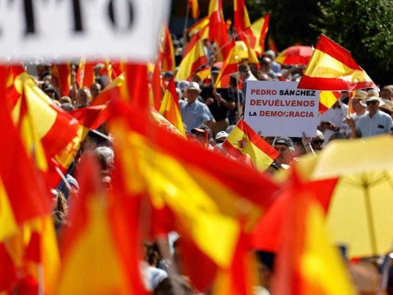 الآلاف يتظاهرون في مدريد للمطالبة بانتخابات مبكرة بسبب اتهامات بالفساد