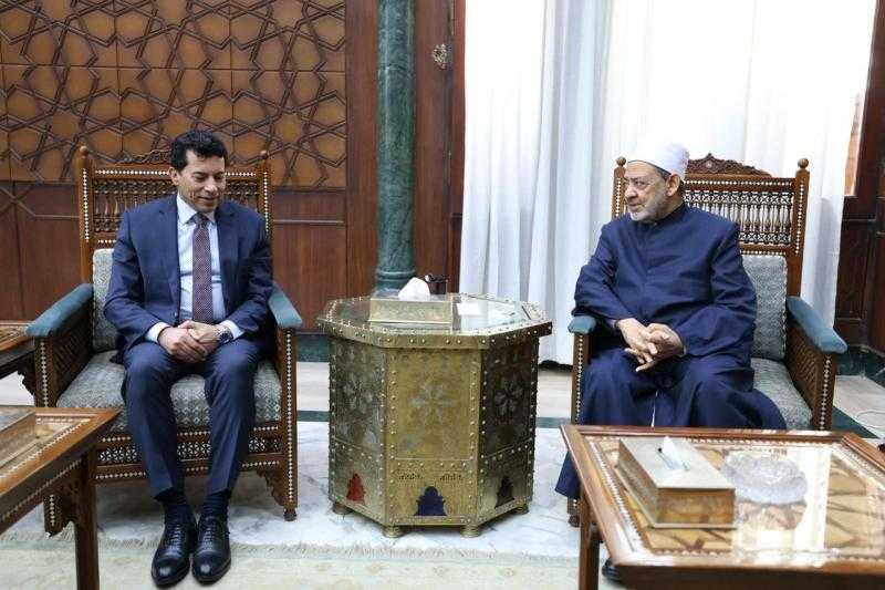 شيخ الأزهر يستقبل وزير الشباب والرياضة لتعزيز التعاون المشترك