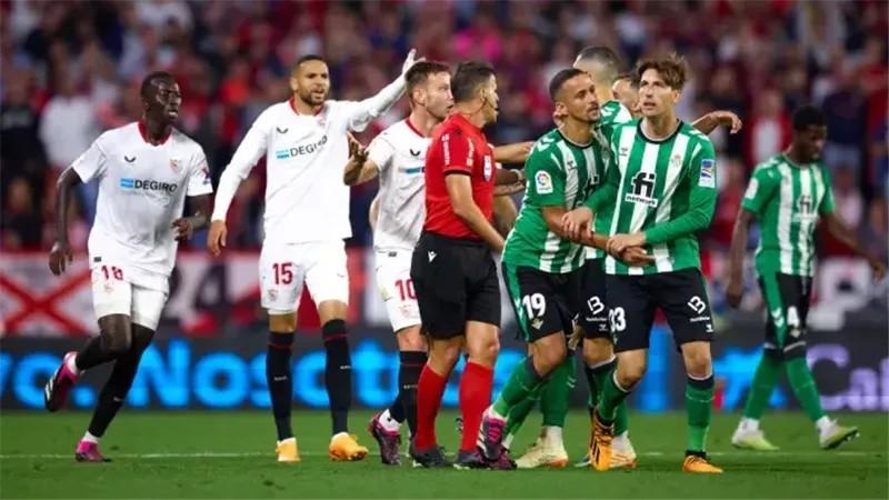 بيتيس يحسم الديربي.. أحداث شغب توقف مباراة إشبيلية وريال بيتيس قبل استكمالها