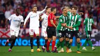 بيتيس يحسم الديربي.. أحداث شغب توقف مباراة إشبيلية وريال بيتيس قبل استكمالها