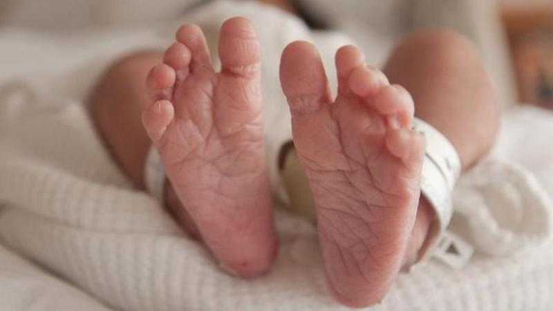 العثور على جثة رضيعة ملقاة على الطريق السريع في قنا