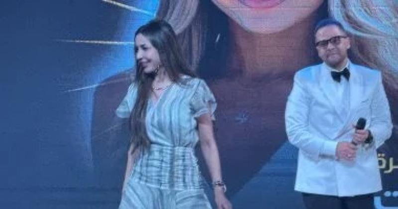 جنات تقدم كليب ”بنعرف نفرح” في ختام مهرجان شرم الشيخ الدولي للمسرح الشبابي