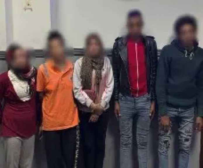 ضبط المتهمين بإجبار طفلهما على التسول بشوارع الإسماعيلية