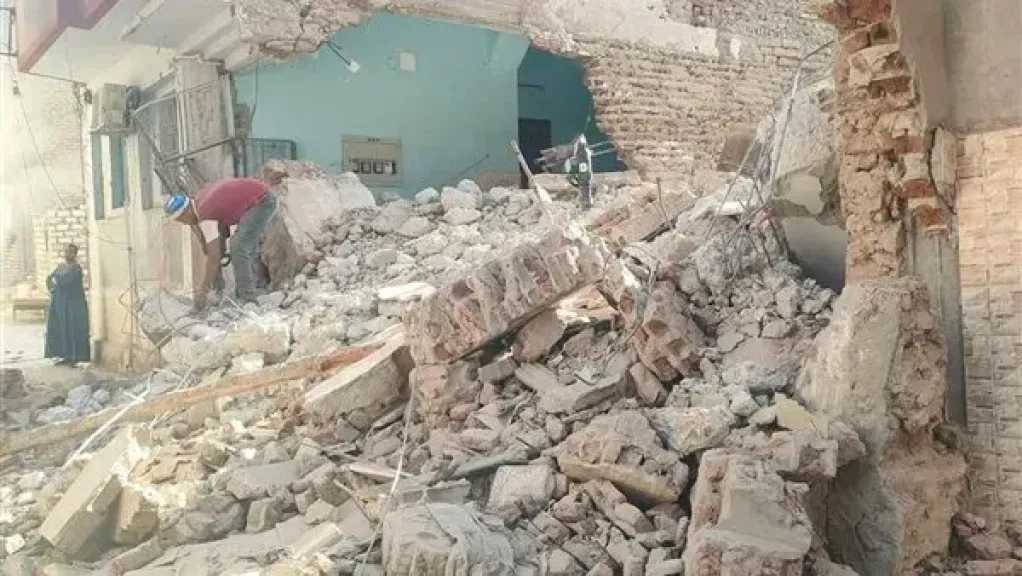 إصابة 4 أشخاص في انهيار عقار بميدان بالاس بالمنيا