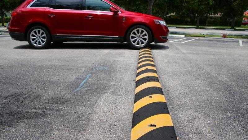 أستاذ هندسة طرق: المطبات على المحاور الرئيسية مخالفة خطيرة للمعايير الدولية