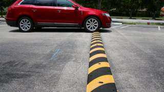 أستاذ هندسة طرق: المطبات على المحاور الرئيسية مخالفة خطيرة للمعايير الدولية