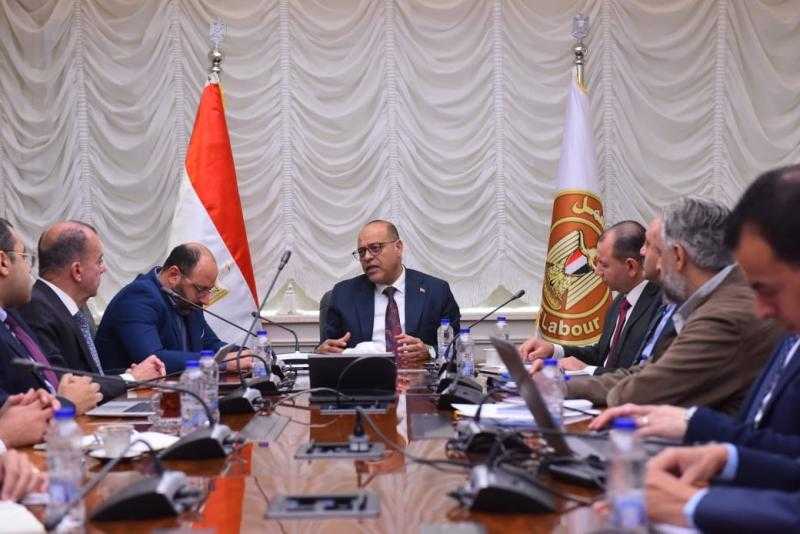 وزير العمل يستقبل وفد شركة eFinance للاستماع الى عرض بإنشاء منظومة إلكترونية متكاملة لخدمات ”الوزارة”