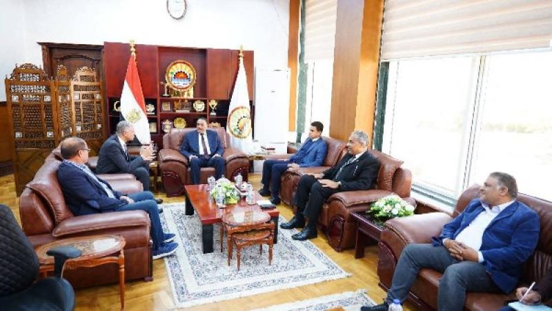 محافظ مطروح خلال اللقاء