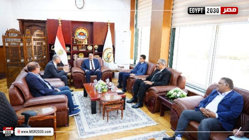 محافظ مطروح خلال اللقاء