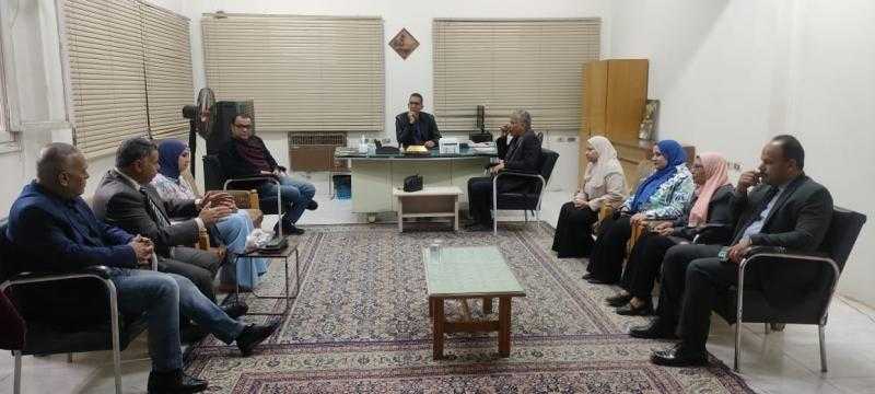 رئيس قطاع الإعلام الداخلي يناقش تطوير العمل باستعلامات الوادي الجديد