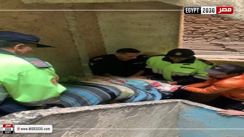 الشرطة تنقل السيدة المريضة للمستشفى 