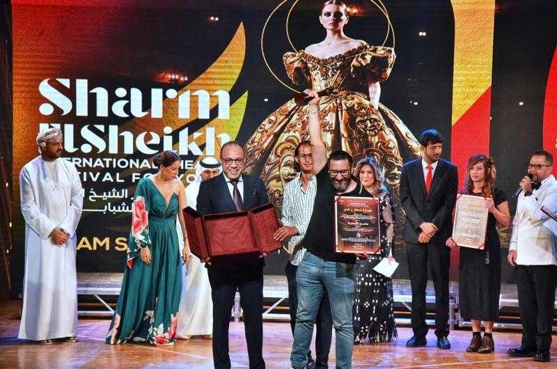 ”ماسح الأحذية” تتألق في مهرجان شرم الشيخ للمسرح الشبابي وتتوج بجائزة أفضل عرض متكامل