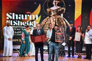 ”ماسح الأحذية” تتألق في مهرجان شرم الشيخ للمسرح... ”ماسح الأحذية” تتألق في مهرجان شرم الشيخ للمسرح الشبابي وتتوج بجائزة أفضل عرض متكامل