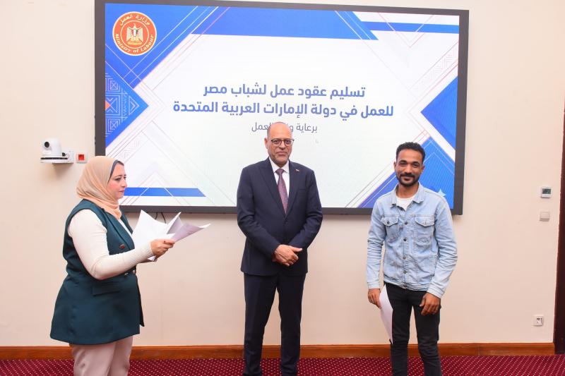 وزير العمل يسلم عقود عمل