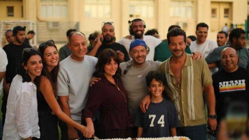 تعرف على مواعيد وقنوات عرض مسلسل «سنجل ماذر فاذر »