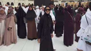 هند عبد الحليم تؤدي مناسك العمرة