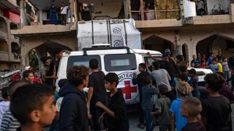 إسرائيل تتسلم رفاتًا يُعتقد أنها لرهينتين عبر الصليب الأحمر من غزة