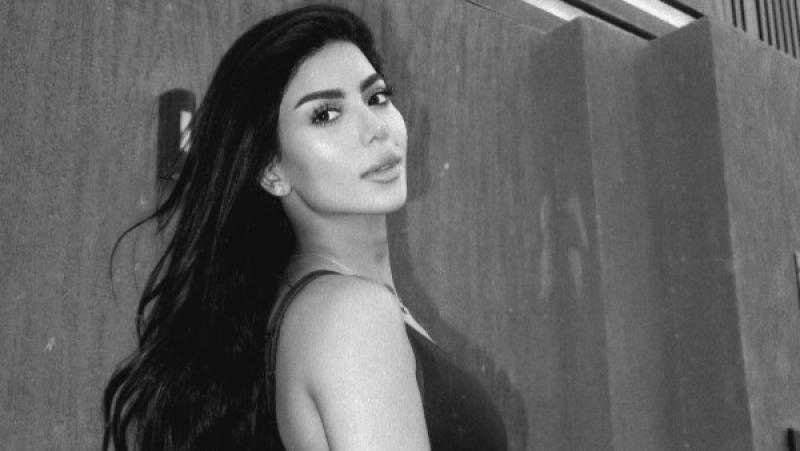 كارولين عزمي تتألق بإطلالة عصرية وتكشف أسرار نجاحها