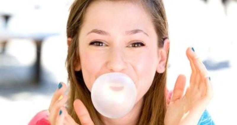 تعرف على فوائد وأضرار مضغ العلكة