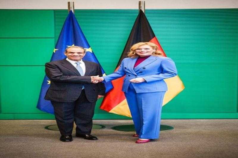 وزير الخارجية يلتقي مع رئيسة البرلمان الألماني ويشيد بعمق العلاقات المشتركة بين البلدين