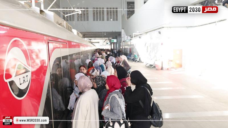 توافد الركاب على القطار السريع