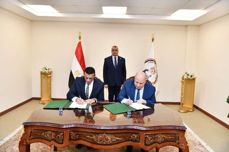 وزير الدولة للإنتاج الحربي يشهد مراسم توقيع عقدين للتعاون المشترك في مجال التصنيع العسكري