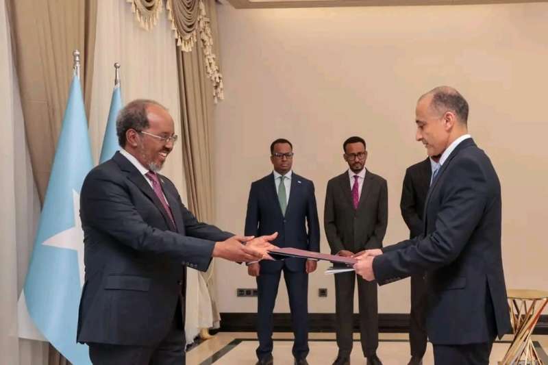 السفير المصري يقدم أوراق اعتماده إلى الرئيس الصومالي