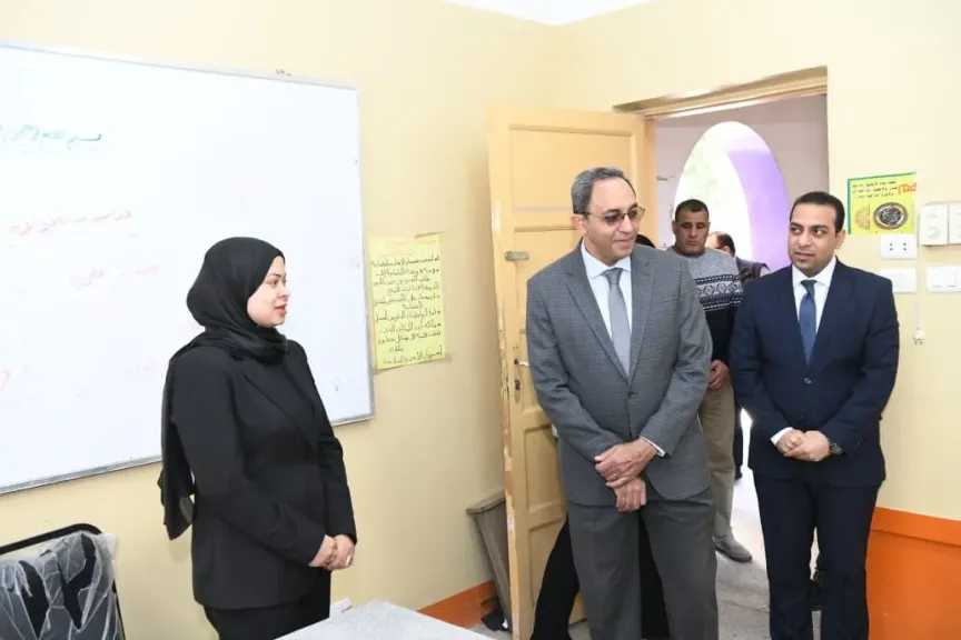 محافظ قنا يواصل جولاته الميدانية لمتابعة سير العملية الانتخابية