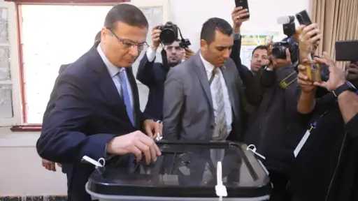 وزير الزراعة يدلي بصوته في جولة الإعادة بدائرة الرمل في الإسكندرية