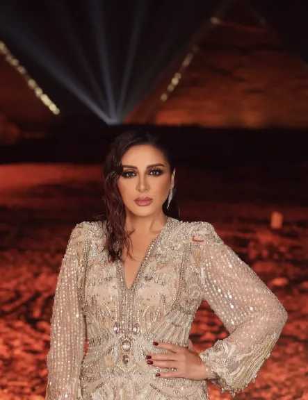 أنغام تشارك جمهورها إطلالتها في حفلها الأخير في الأهرامات