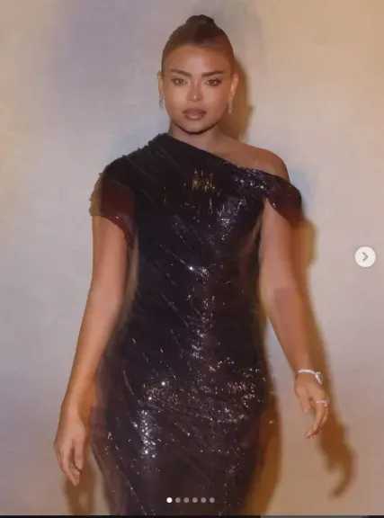 أسماء جلال تثير الجدل بسعر فستانها بمهرجان البحر الأحمر