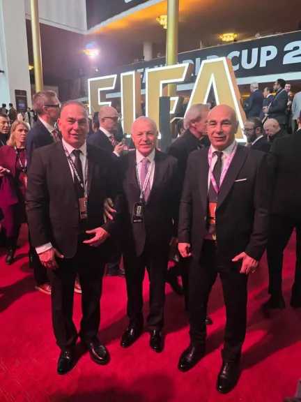 هاني أبو ريدة وحسام وإبراهيم حسن في حفل سحب قرعة كأس العالم بأمريكا