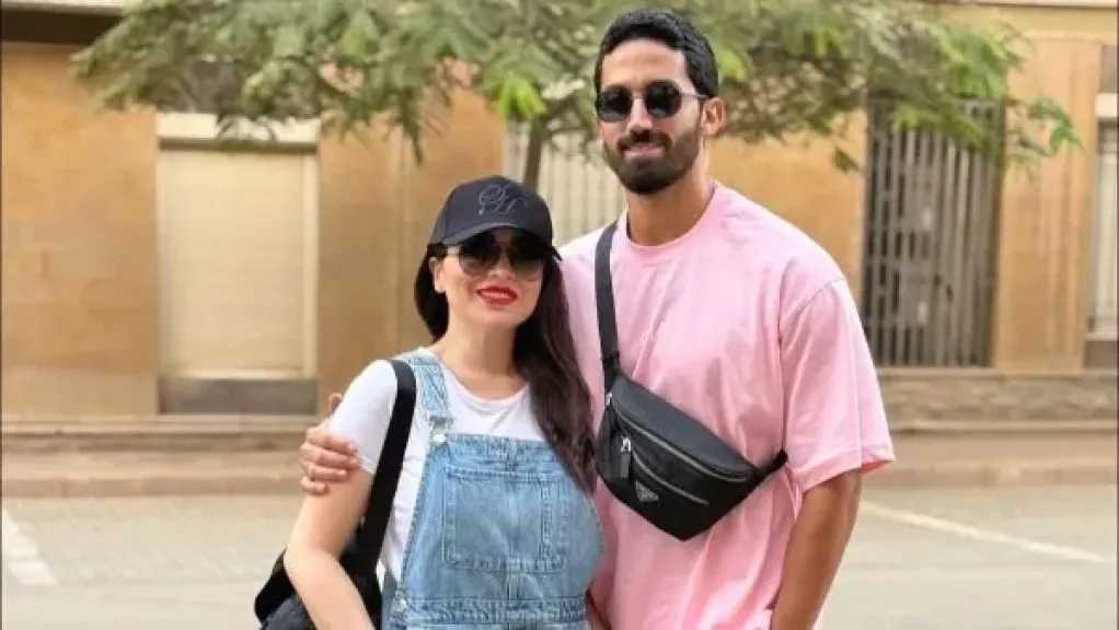 بإطلالة كاجوال..مى عز الدين تشارك صورة جديدة مع زوجها أحمد تيمور