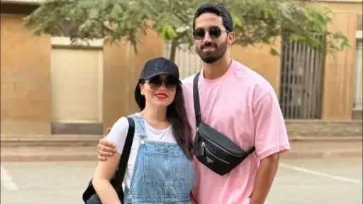 بإطلالة كاجوال..مى عز الدين تشارك صورة جديدة مع زوجها أحمد تيمور