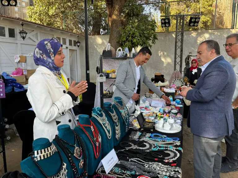 محافظ أسيوط يتفقد معرض الحرف اليدوية لدعم الأسر المنتجة