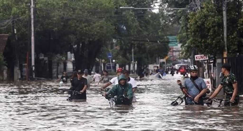 ارتفاع حصيلة ضحايا فيضانات إندونيسيا لـ 883 شخص